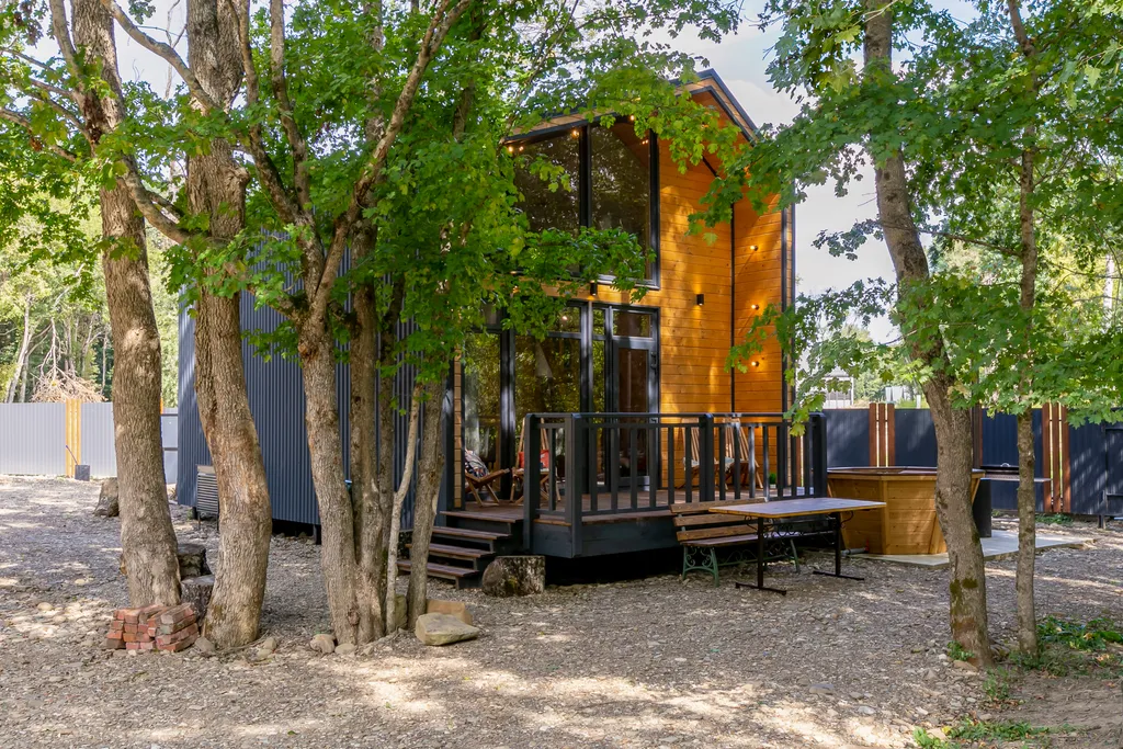 Уютный дом в лесу