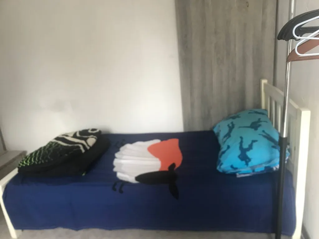 Комната в грузинском доме с зеленым садом