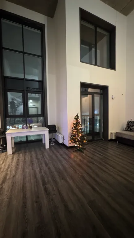 Двухуровневый лофт с 7-метровыми потолками и панорамными окнами