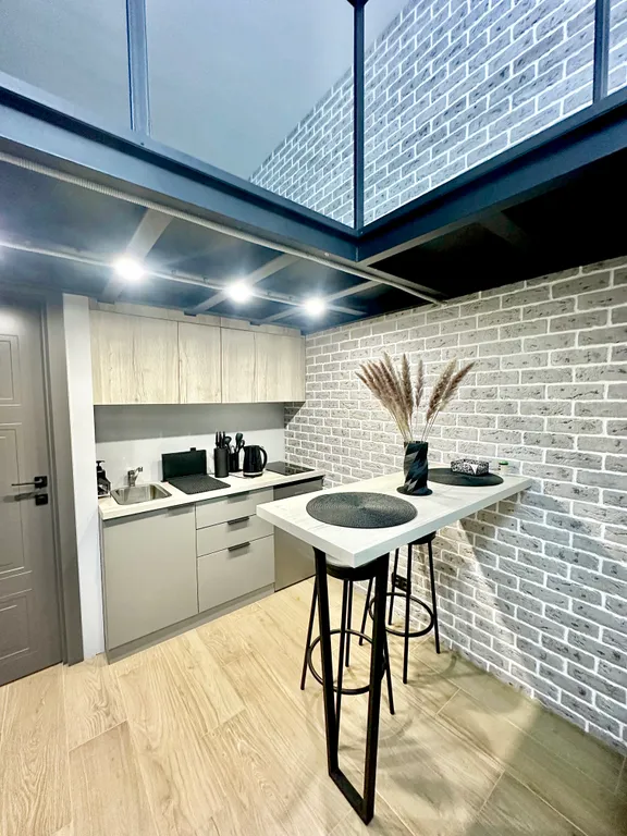 Двухуровневая студия с дизайнерским ремонтом в стиле лофт