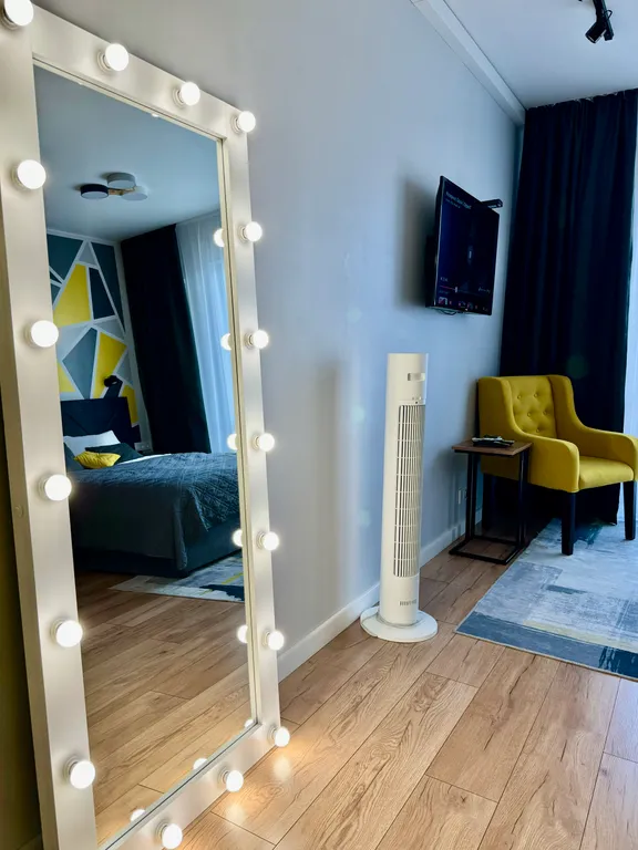 Желтая студия с панорамным видом на город и Двину