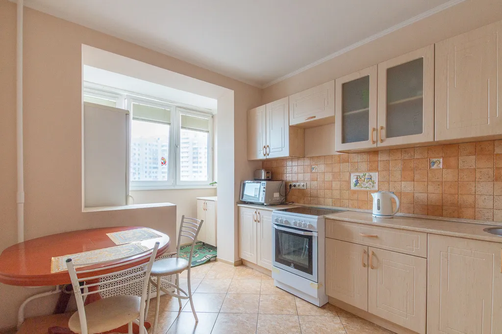 Истомáн 2+2 с видом на город