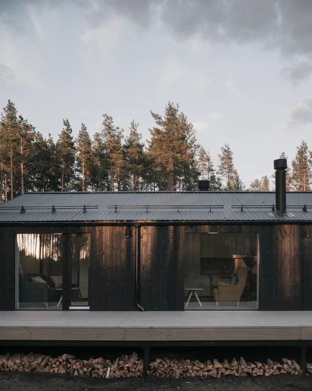 Загородный дом с просторной террасой и баней