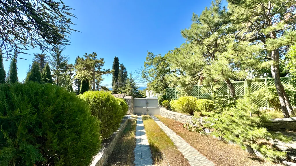 Дом у моря с личным парком, бассейном и сауной