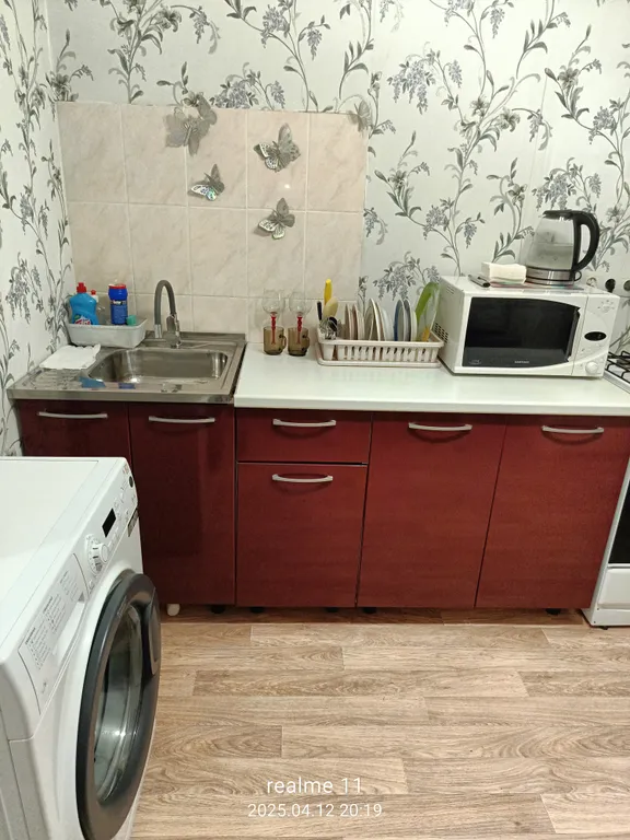 Сдаю однушку в новостройке - диван и кровать. Ждем вас.