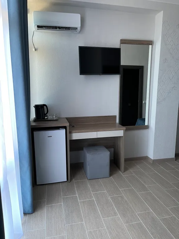 Комната с видом на море синяя