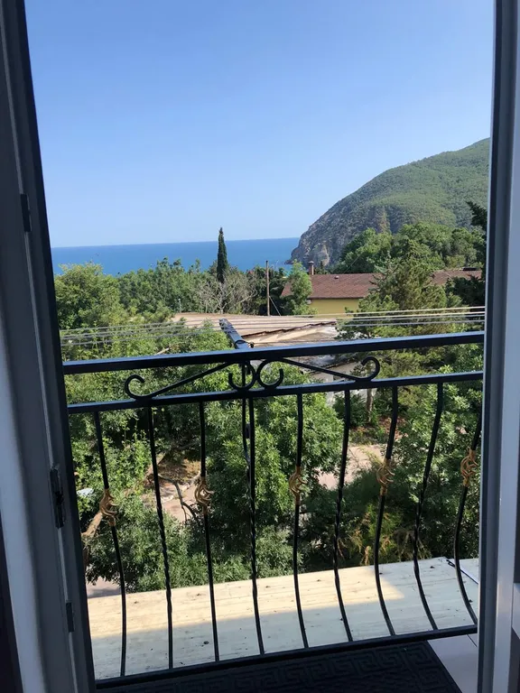 Светлая просторная квартира с балконом и шикарным видом на море