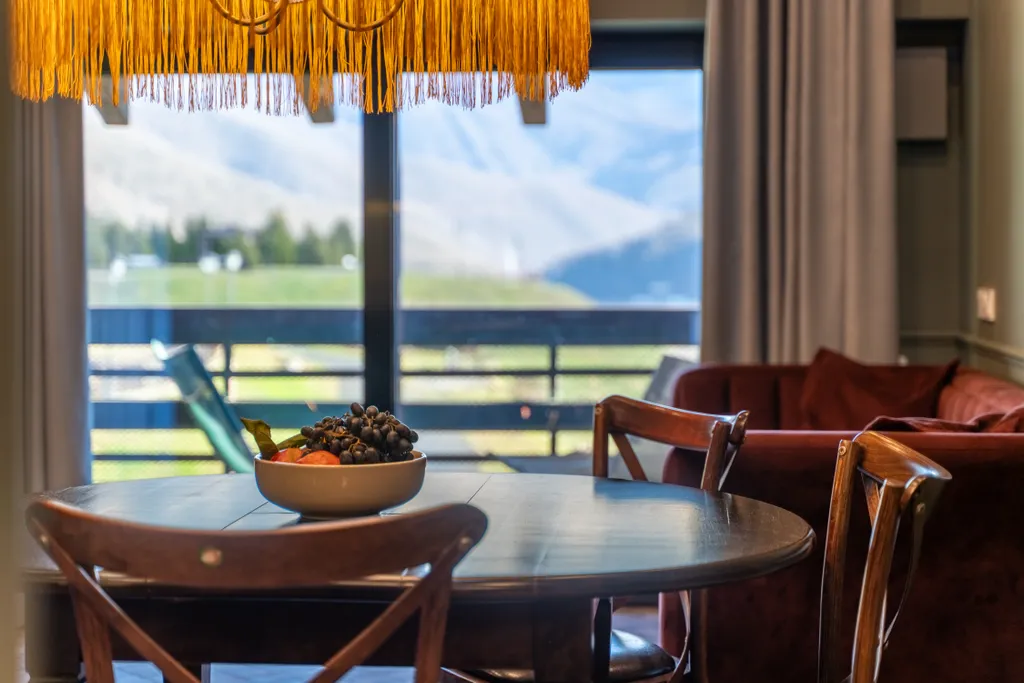 Уютная двухуровневая квартира с камином