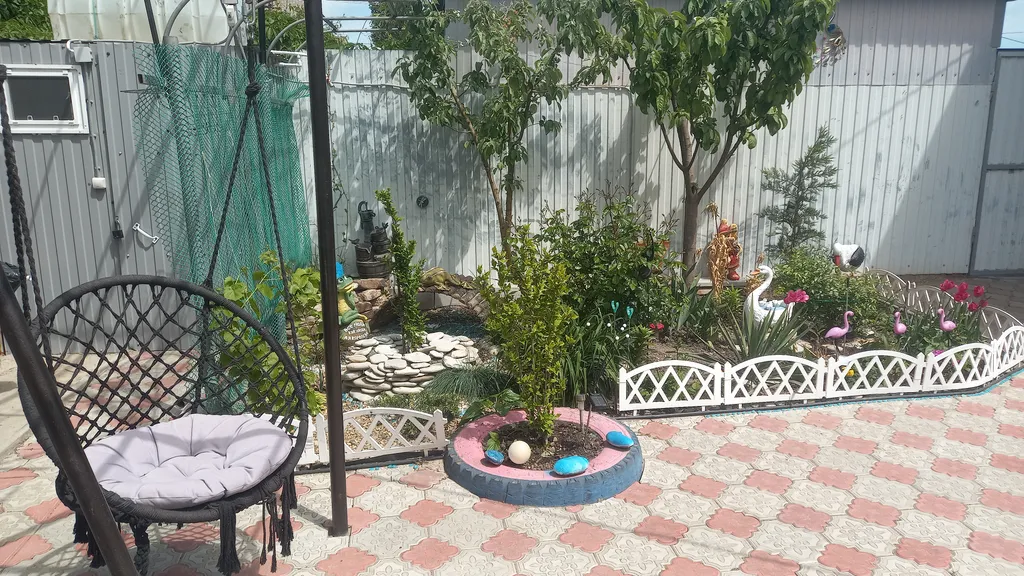 Уютная комната-студия в центре города с цветущим двориком с фонтанчиками