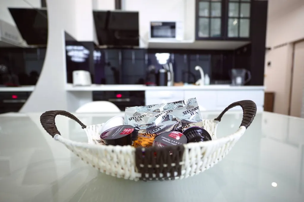 Просторная студия с выделенной спальней в центре