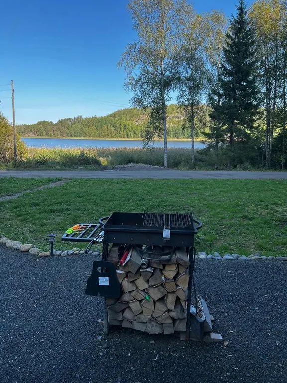 Тихий домик у леса и озера