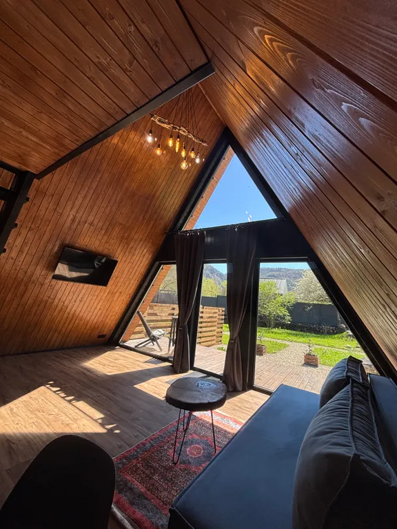 Дом афрейм с видом на горы и пруд