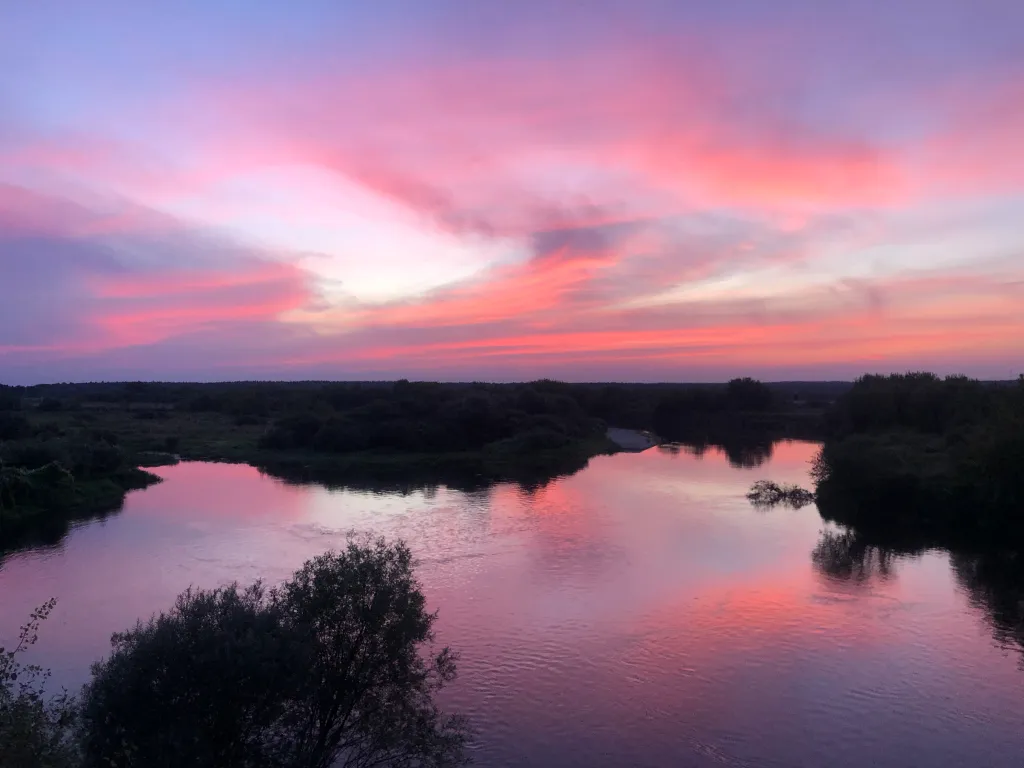 Современный дом на самом берегу реки
