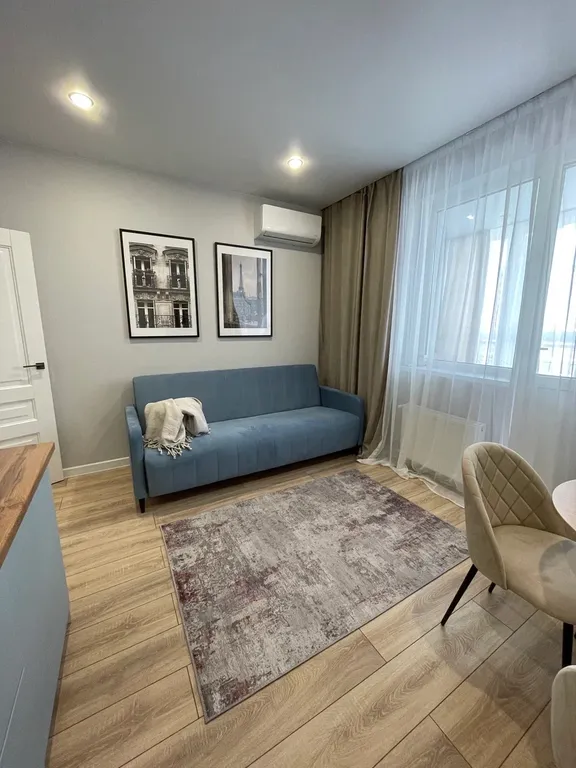 Стильная и уютная квартира с витражом на лоджии и прекрасным видом