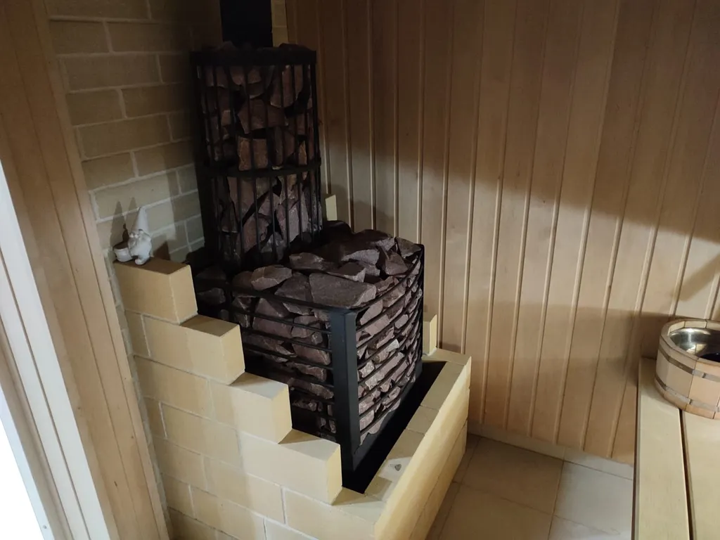 Дом недалеко от реки.