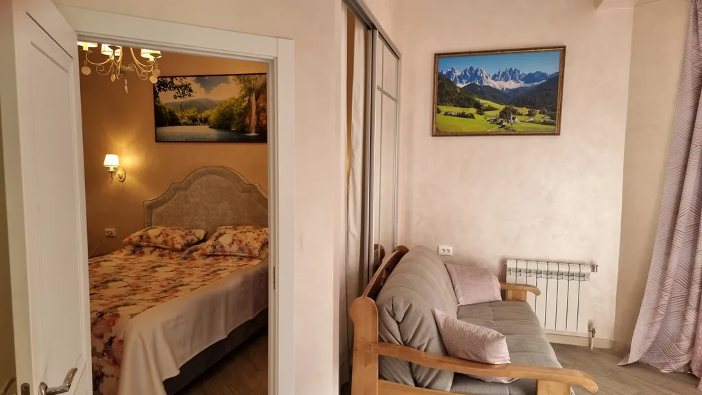 Уютный апартамент в центре с балконом и видом на горы лес