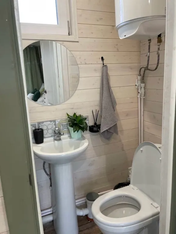 Атмосферный домик вдали от городской суеты