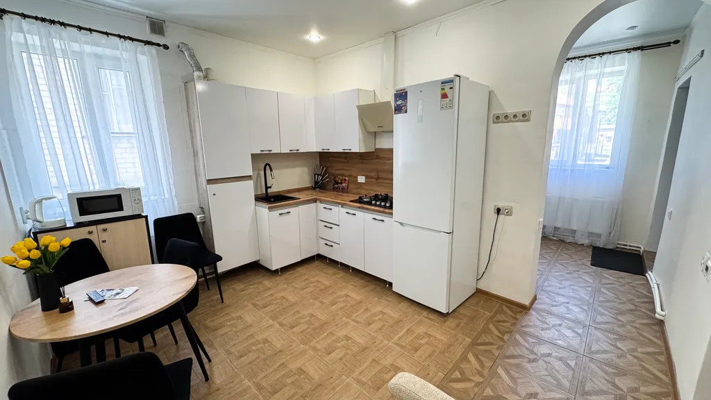 Дом в парке цветник, на курортном бульваре с парковкой и мангалом