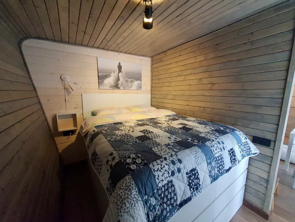 Атмосферный домик рядом с озером и лесом