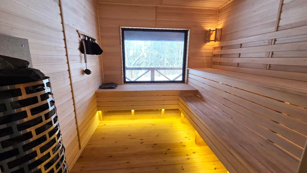 Дом у озера в лесу