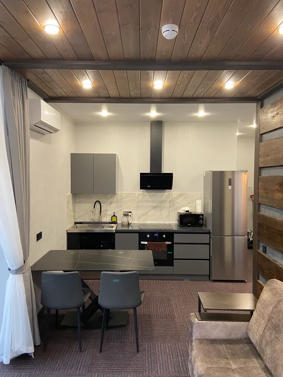 Апартаменты на горнолыжном курорте Солнечная Долина с видом на озеро