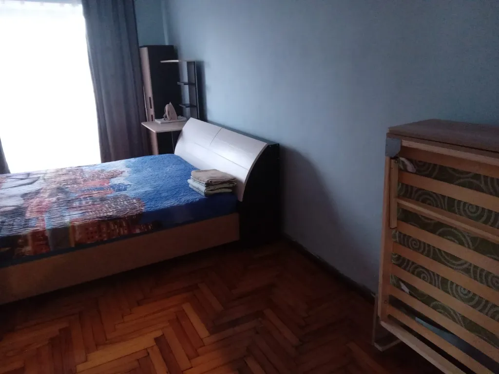 Маяк и море через дорогу