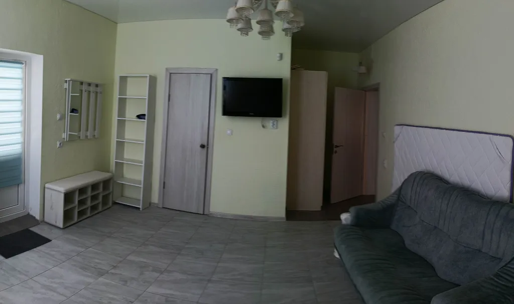 Уютная комната с отдельной кухней в коттедже