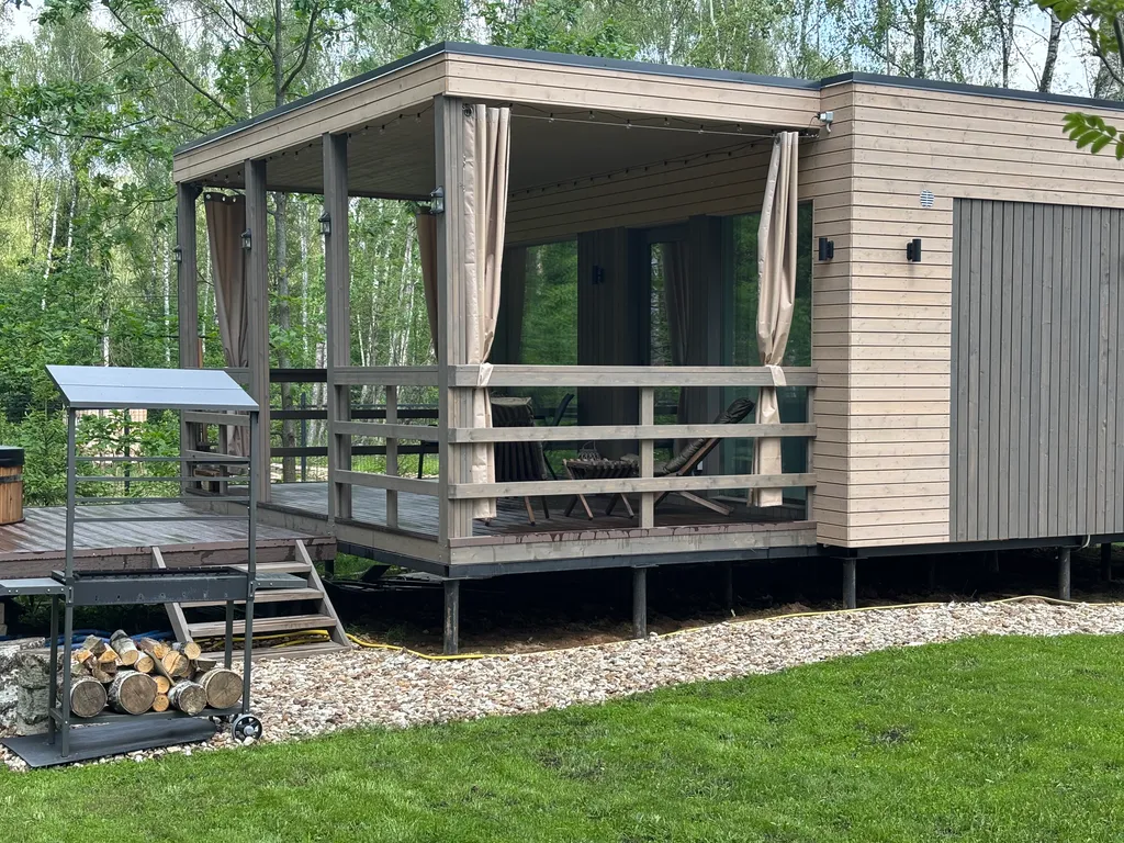 Загородный домик с камином и потрясающим видом на лес