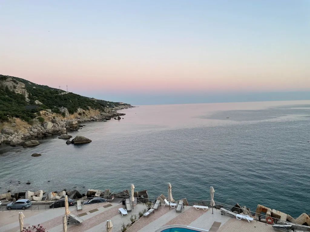 Апарт для семьи из 3 человек на берегу моря, с видовой террасой, кухней