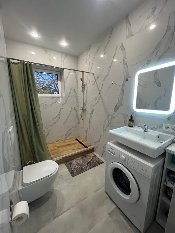 Уютная квартира с видом на лес в 200 метрах от центрального пляжа