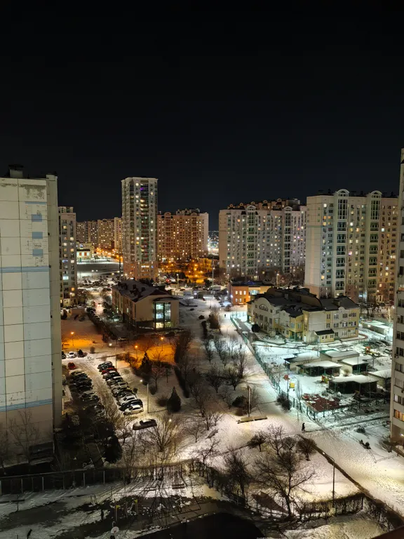 Студия с видом на город