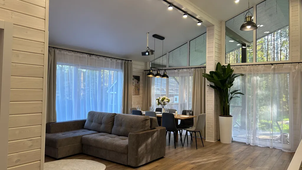 Загородный дом с большой террасой, кострищем и лесом