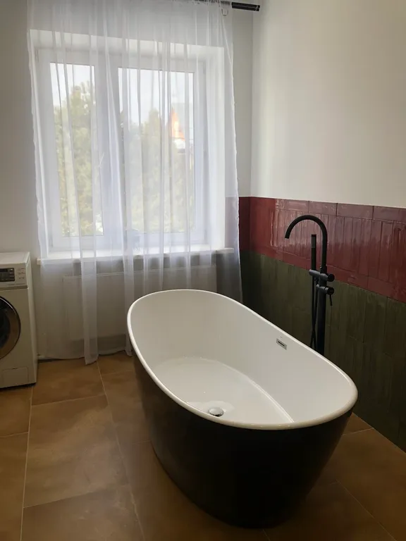 Таун-хаус в современном районе частной застройки