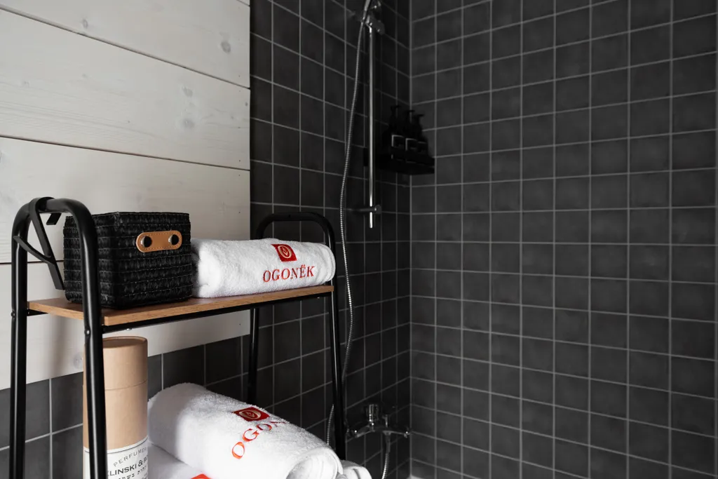 Уютный дом с панорамными окнами и видом на природу