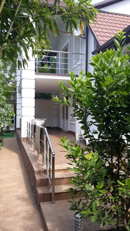 Уютный 2-х этажный дом в центре города, 650 м от моря