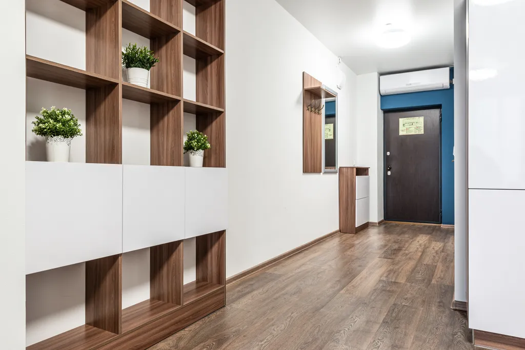 Светлая студия с кроватью и диваном