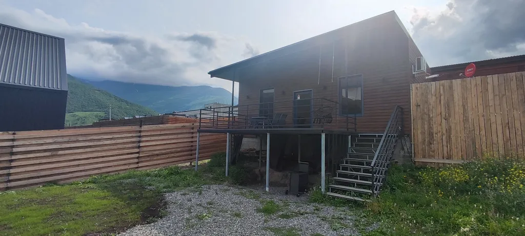 Коттедж с видом на горы и террасой