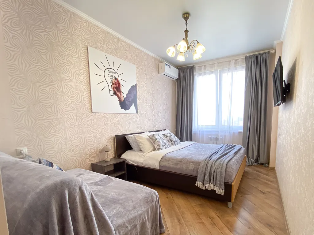 Двушка с камином и видом на реку у ТЦ Аквамолл