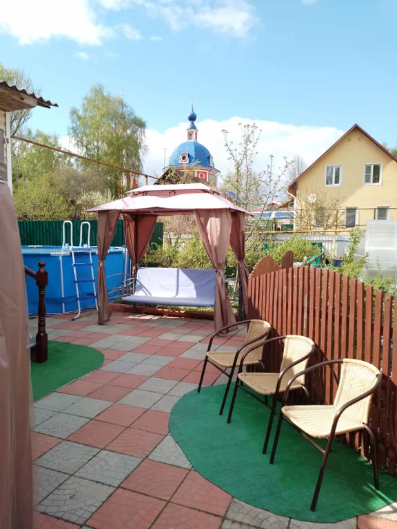 Дом у реки в центре города