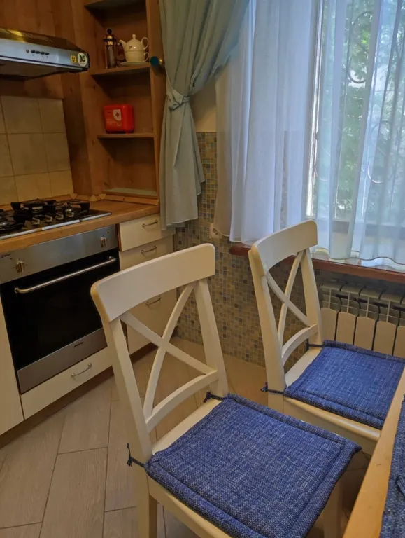 Самый центр, у театра с видом на парк