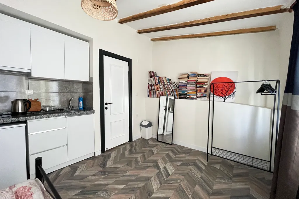 Balcony 2br and 2bath apt 8 min to metro