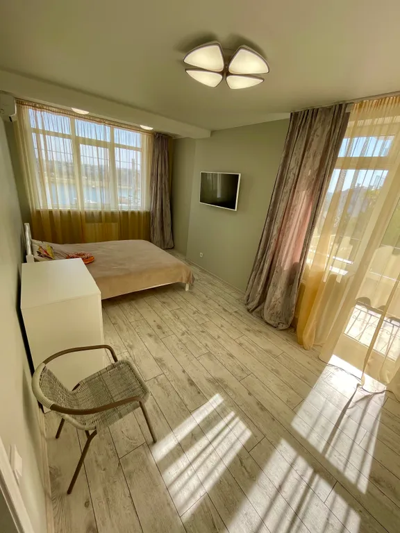 Квартира Квартира у моря, окна и балкон с видом на море и яхт-клуб — Севастополь