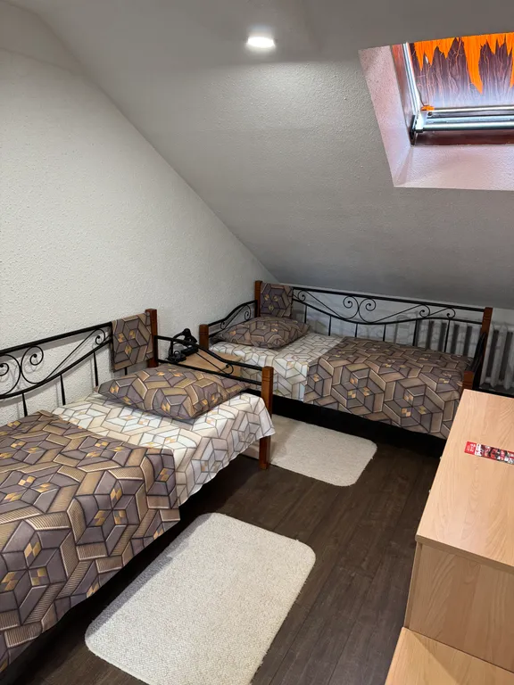 On two levels with two bathrooms