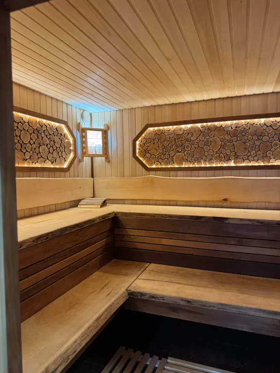 Дом с баней у гор