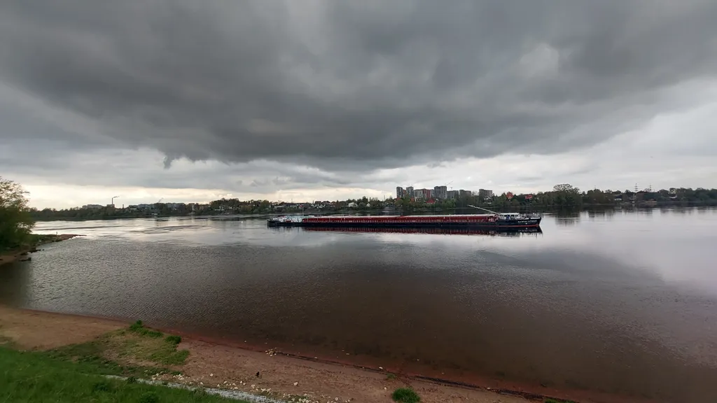 Видовая квартира с камином у Невы, рядом с метро