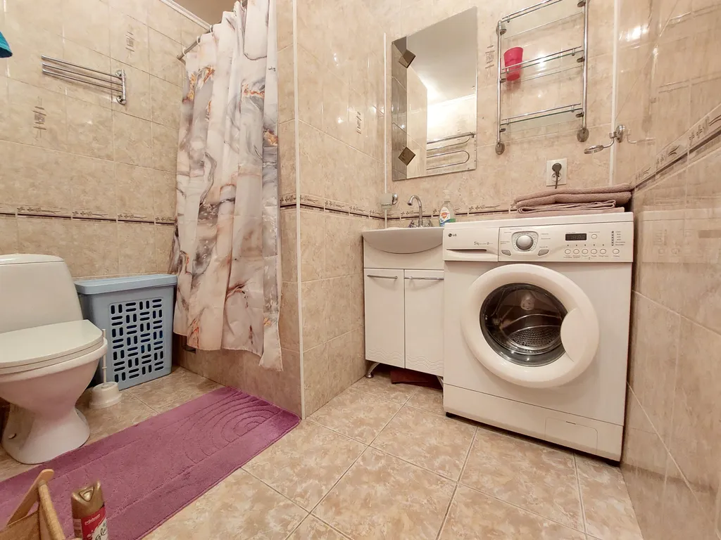 Двушка с планировкой трёшки. Микрорайон