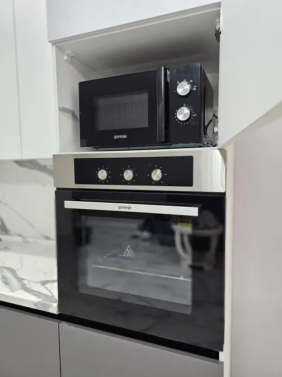 Новый современный дом в центре города, рядом с набережной.