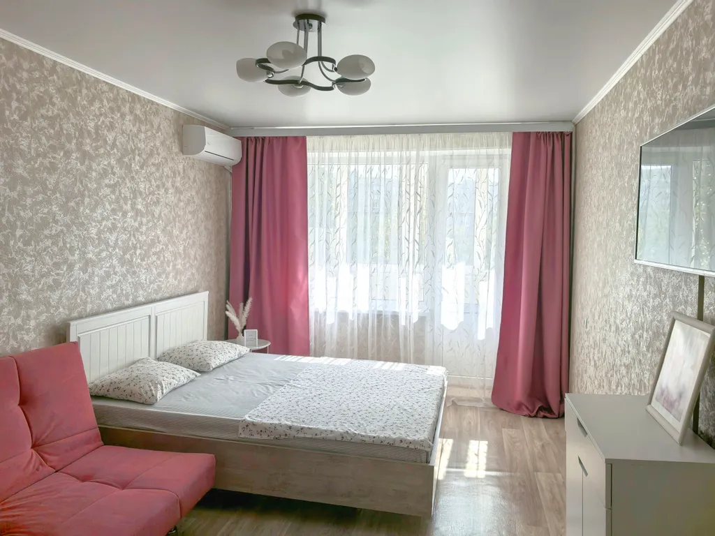 Однокомнатная в брусничных тонах