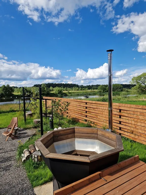 Пpocторный 4-местный А-фрейм с чанoм и банeй нa берегу реки Дубна