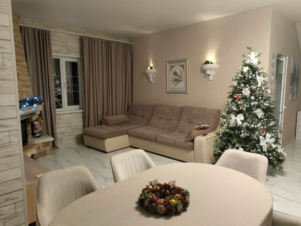 Уютный коттедж с дровяным камином, в окружении лесного массива